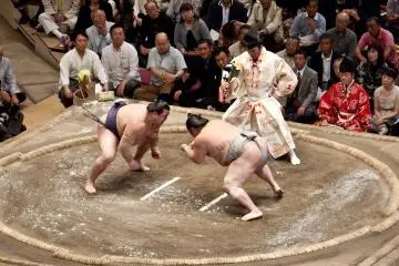 Tachiai, the moment when wrestlers clash (Photo: <a href="https://commons.wikimedia.org/wiki/File:Sumo-Japan.jpg" target="_blank" rel="noreferrer noopener nofollow">Gusjer</a> / <a href="https://creativecommons.org/licenses/by/2.0/" target="_blank" rel="noreferrer noopener nofollow">CC BY 2.0</a>)