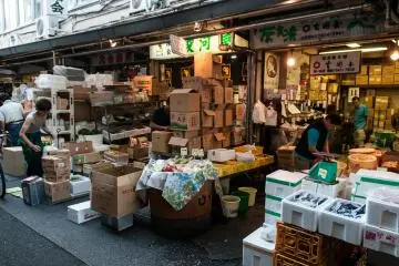 Old iconic street stall style shops in Tsukiji (Photo: <a href="https://www.flickr.com/photos/michalo/16105545016" target="_blank" rel="noreferrer noopener nofollow">Anna & Michal / CC BY 2.0</a>)