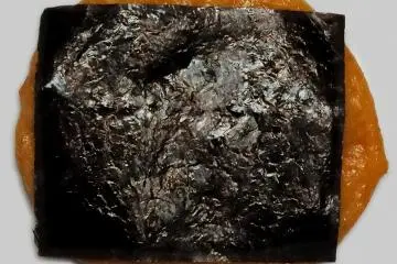Soy sauce flavoured senbei with nori seaweed (Photo: <a href="https://commons.wikimedia.org/wiki/File:Senbei_Nori_001.jpg" target="_blank" rel="noreferrer noopener nofollow">Kropsoq / CC BY-SA 3.0</a>)