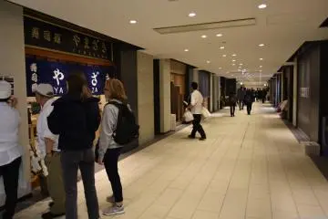 Restaurant area at Toyosu Market (Photo: <a href="https://zh.m.wikipedia.org/zh-hk/File:Toyosu_fish_market-2g7.jpg" target="_blank" rel="noreferrer noopener nofollow">江戸村のとくぞう (CC)</a>)