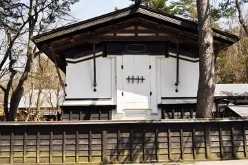 The contrast of dark wood and white walls define this Edo style architecture. (Photo: Michelle Madden)