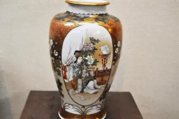 A vase in the museum complete with beautiful artwork. (Photo: Michelle Madden)