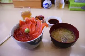 Donburi of sashimi and a bowl of slimy soup