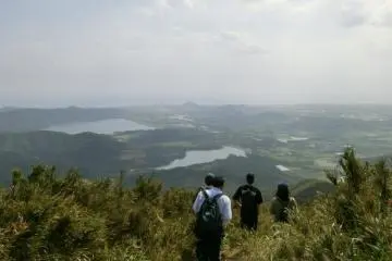 Trying a side trail down, view of the rolling hills of eastern Ishigaki (Photo: Yuki Takata)