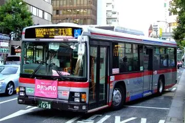 A typical suburban Japanese bus (Photo: <a href="https://ja.wikipedia.org/wiki/%E3%83%95%E3%82%A1%E3%82%A4%E3%83%AB:Tokyubus-M744-kuro02-20071010.jpg" target="_blank" rel="noreferrer noopener nofollow">Linearcity / CC BY-SA 3.0</a>)