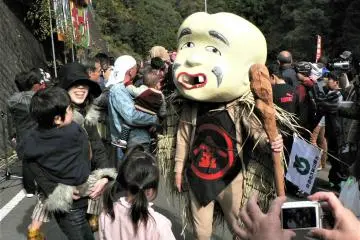 Scaring the kids at the festival (Photo: <a href="https://78577507.at.webry.info/200811/article_15.html#comment" target="_blank" rel="noreferrer noopener nofollow">Image by 徳島　ロ-カル線てくてく紀行</a>)