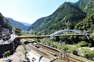 Overlooking Oboke station in Tokushima (Photo: <a href="https://commons.wikimedia.org/wiki/File:Oboke_Station_Overlook_20110906.jpg" target="_blank" rel="noreferrer noopener nofollow">Rsa / CC BY-SA 3.0</a>)