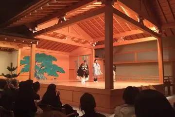 Audience view of the stage (Photo: <a href="https://commons.wikimedia.org/wiki/File:Cerulean_Tower_Noh_Theater_(16043637317).jpg" target="_blank" rel="noreferrer noopener nofollow">Kent Wang</a> / <a href="https://creativecommons.org/licenses/by-sa/2.0/" target="_blank" rel="noreferrer noopener nofollow">CC BY-SA 2.0</a>)