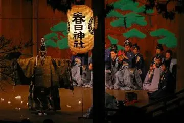 Noh on stage (Photo: <a href="https://commons.wikimedia.org/wiki/File:%E6%98%A5%E6%97%A5%E7%A5%9E%E7%A4%BE%E3%83%BC%E7%AF%A0%E5%B1%B1%E3%83%BC%E7%BF%81%E5%A5%89%E7%B4%8DP1011774.jpg" target="_blank" rel="noreferrer noopener nofollow">松岡明芳</a> / <a href="https://creativecommons.org/licenses/by-sa/3.0/deed.en" target="_blank" rel="noreferrer noopener nofollow">CC BY-SA 3.0</a>)