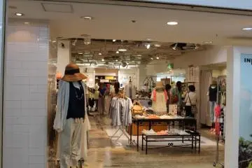 Stores in Sanplaza (Photo: Erika Clark )
