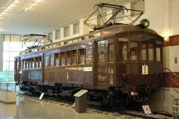 The elegant wooden No.5 Electric Train (Photo: <a href="https://commons.wikimedia.org/wiki/File:Tobu_Railway_Deha_5-20091025.jpg" target="_blank" rel="noreferrer noopener nofollow">User:Yaguchi / CC BY-SA 3.0</a>)