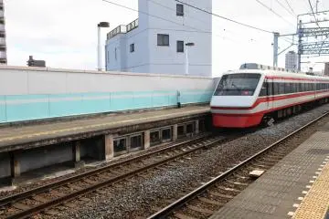 Higashi-Mukojima station. Can you spot the viewing portal? (Photo: <a href="https://upload.wikimedia.org/wikipedia/commons/2/25/Higashimukoujima-plat.jpg" target="_blank" rel="noreferrer noopener nofollow">しんかわな (Shinkawana) / CC BY 3.0</a>)