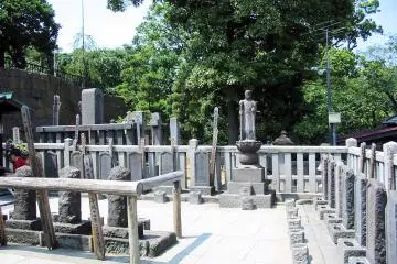 The graves of the 47 ronin (Photo: <a href="https://commons.wikimedia.org/wiki/File:Sengakuji_47_ronin_graves.jpg" target="_blank" rel="noreferrer noopener nofollow">Stéfan Le Dû / CC BY-SA 2.5</a>)