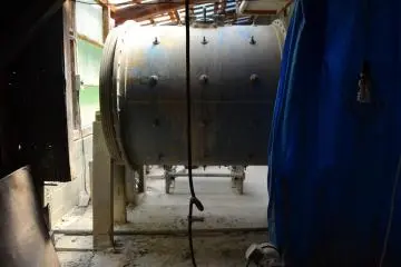 A mixer used to dissolve the clay in water.