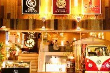 Cafe Katsuo entrance (Photo: <a href="http://www.its-mo.com/c/%E3%82%AB%E3%83%95%E3%82%A7%20%E3%82%AB%E3%83%84%E3%82%AA%20KATSUO/GRM_HP,J000973443/" target="_blank" rel="noreferrer noopener nofollow">Itsumo Navi</a>)