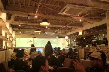 Diners lounging on sofas in Cafe Katsuo (Photo: Kristen F.)