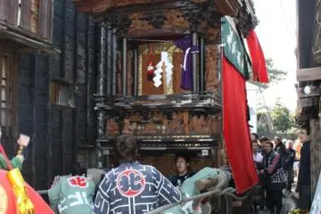 Pulling the floats through the streets of old Handa (Photo: aichi Prefecture.)