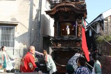 Pulling the floats through the streets of old Handa (Photo: Aichi Prefecture)