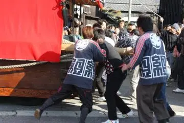 Maneuvering the heavy floats through the narrow streets (Photo: Aichi Prefecture)