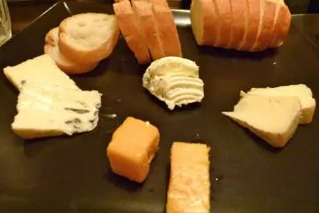 Cheese "Moriawase" platter (Photo: <a href="http://www.gethiroshima.com" target="_blank" rel="noreferrer noopener nofollow">GetHiroshima.com</a>)