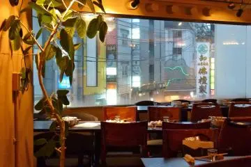 View of city's drinking district from dining area (Photo: <a href="http://www.gethiroshima.com" target="_blank" rel="noreferrer noopener nofollow">GetHiroshima.com</a>)