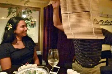 Dinner and a show? Yes- another customer entertained us (Photo: <a href="http://www.gethiroshima.com" target="_blank" rel="noreferrer noopener nofollow">GetHiroshima.com</a>)
