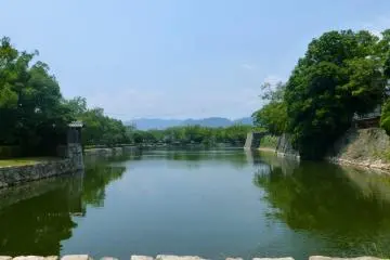 There is a 1.5km path right alongside the castle's moat, perfect for strolling, running and bike riding