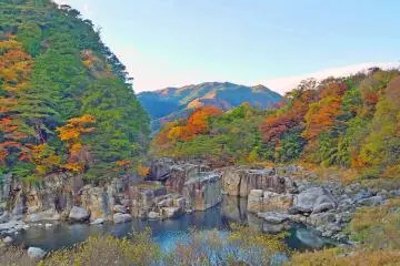 Nezame no Toko with autumn colors