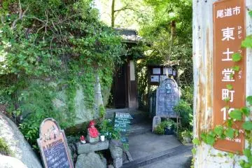 Little coffee shops and small bars decorate the path down the mountain