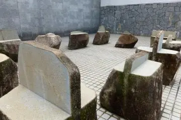 Kishio Suga's 'Enclose with Stones' (1997)