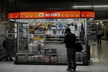 Kiosk located between the two lines