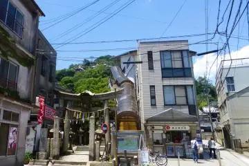 The tourist information centre is just to the right of the ropeway