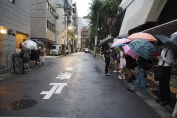 Queues across the street (Photo: <a href="https://th.japantravel.com/profile/panchalee-supanimitkulkit/807583420" target="_blank" rel="noreferrer noopener nofollow">Mint Panchalee</a> / JT)