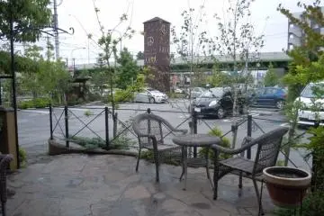 Outdoor seating (Photo: S.C. Kurokawa)