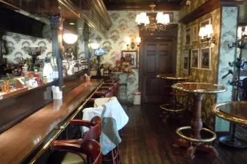 Bar seating (Photo: S.C. Kurokawa)