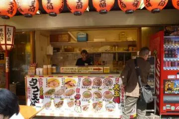 Takoyaki shop with open air seats (Photo: CH Gan)