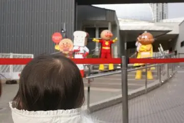 Child being mesmerized by the life sized characters (Photo: <a href="http://www.flickr.com/photos/watashinogohan/6005525744/" target="_blank" rel="noreferrer noopener nofollow">watashinogohan</a>)