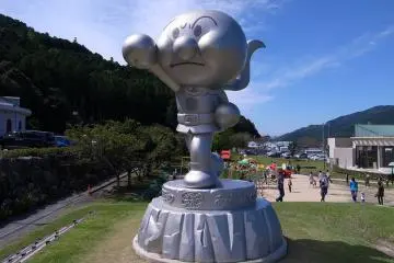 Anpanman sculpture.  There are a lot of different sculptures around the mueseum. (Photo: <a href="http://www.flickr.com/photos/dishhh/6202740421/" target="_blank" rel="noreferrer noopener nofollow">dishhh</a>)