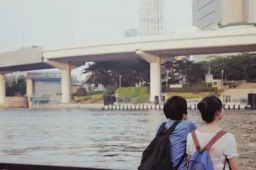 The promenade is always full of people observing the skyline and taking pictures of it.