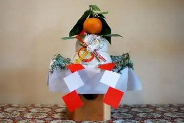 Kagamimochi decorations (Photo:  Oshogatsu – Japanese New Year  – <a href="https://www.flickr.com/photos/midorisyu/2167030185/" target="_blank" rel="noreferrer noopener nofollow">midorisyu</a> / <a href="https://creativecommons.org/licenses/by/2.0/" target="_blank" rel="noreferrer noopener nofollow">CC BY 2.0</a>)