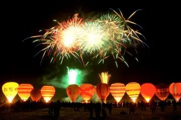 The event culminates with a fireworks display (Photo: <a href="https://commons.wikimedia.org/wiki/File:2006_Ojiya_balloon_festival_night_007.jpg" target="_blank" rel="noreferrer noopener nofollow">Wikimedia Commons</a> / <a href="https://creativecommons.org/licenses/by/2.1/jp/" target="_blank" rel="noreferrer noopener nofollow">CC BY 2.1 JP</a>)