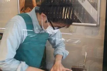 Knife-sharpening is done in the shop. (Photo: <a href="http://kap-kam.com/" target="_blank" rel="noreferrer noopener nofollow">Kamata Hakensha</a>)