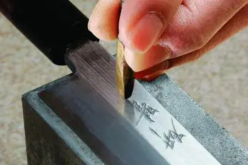 Hand-engraving service (Photo: <a href="http://kap-kam.com/" target="_blank" rel="noreferrer noopener nofollow">Kamata Hakensha</a>)