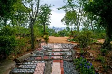 The garden delivers some nice views over the city whilst leading you to a wealth of romantic spots.