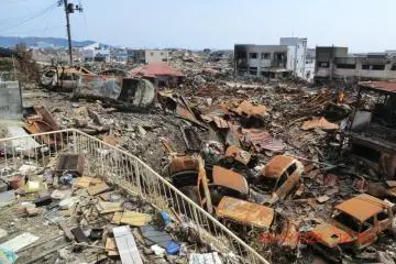 A landscape of waste and rust  (Photo: <a href="https://bosaikanko.jp/my06_ishinomaki/%e6%9d%b1%e5%8c%97%e5%a4%a7%e5%ad%a6%e7%a0%94%e7%a9%b6%e8%80%85%e3%81%ab%e3%82%88%e3%82%8b%e9%9c%87%e7%81%bd%e5%86%99%e7%9c%9f-56/" target="_blank" rel="noreferrer noopener nofollow">Tohoku University Disaster Control Research Center</a>)