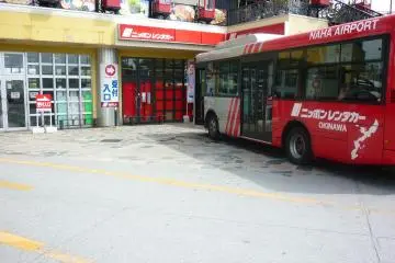 Naha Nippon Rent-A-Car office and airport transfer bus (Photo: <a href="http://nippon.car-rental.jp/globals/en_index/" target="_blank" rel="noreferrer noopener nofollow">Nippon</a>)