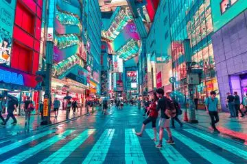 Stay connected in hi-tech Japan (Photo: Jezael Melgoza / Unsplash)