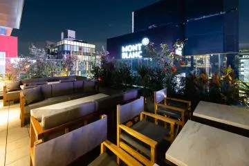 Alfresco terrace seating at Opus restaurant (Photo: © The Royal Park Canvas - Ginza 8)