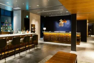 Lobby area with bar counter and reception (Photo: © The Royal Park Canvas - Ginza 8)