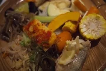 first plate- great variety (Photo: <a href="http://www.gethiroshima.com" target="_blank" rel="noreferrer noopener nofollow">GetHiroshima.com</a>)
